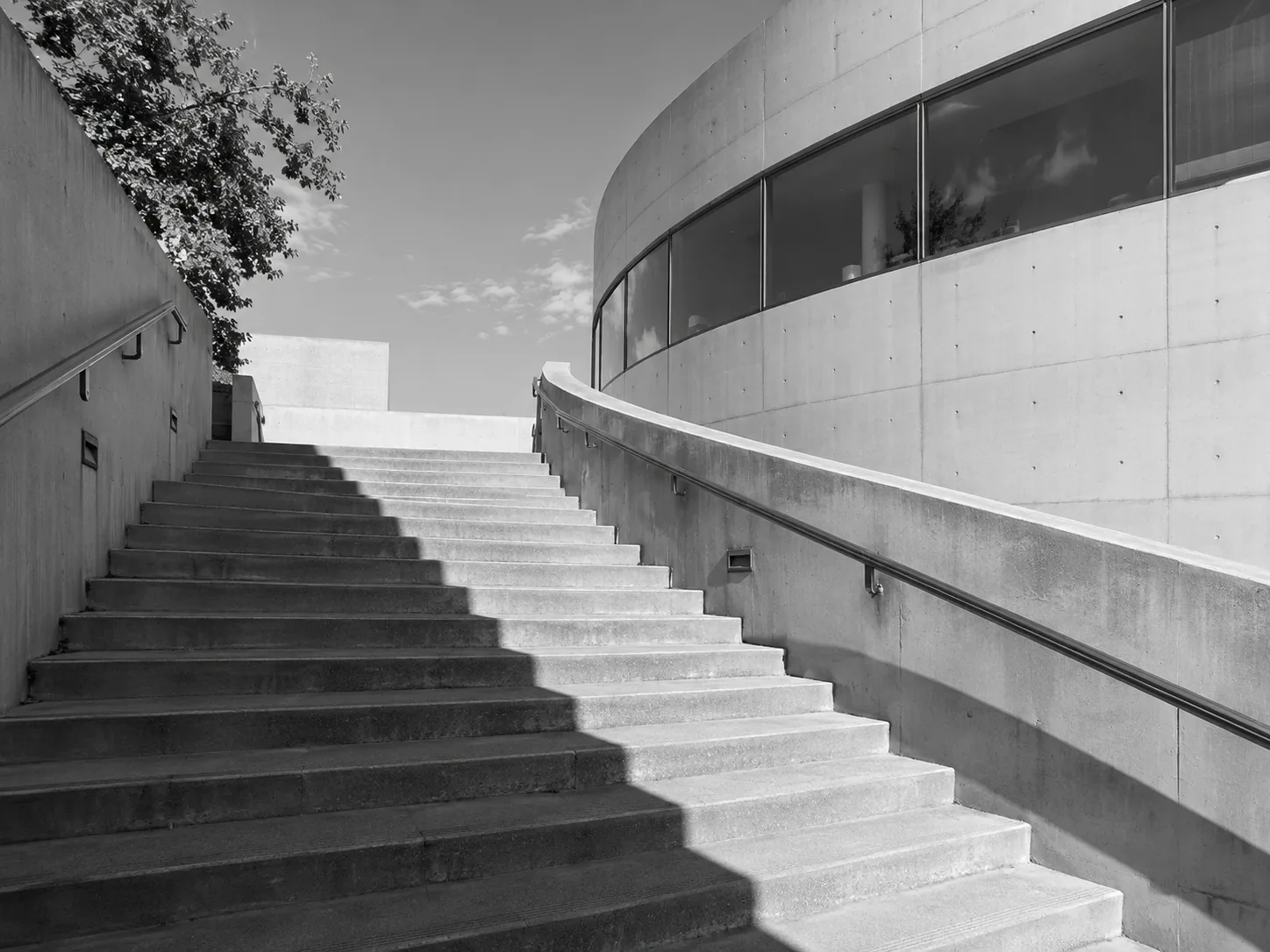 Architektur und Licht: Original. Erhalte Treppen, Gebäudekanten und Komposition.